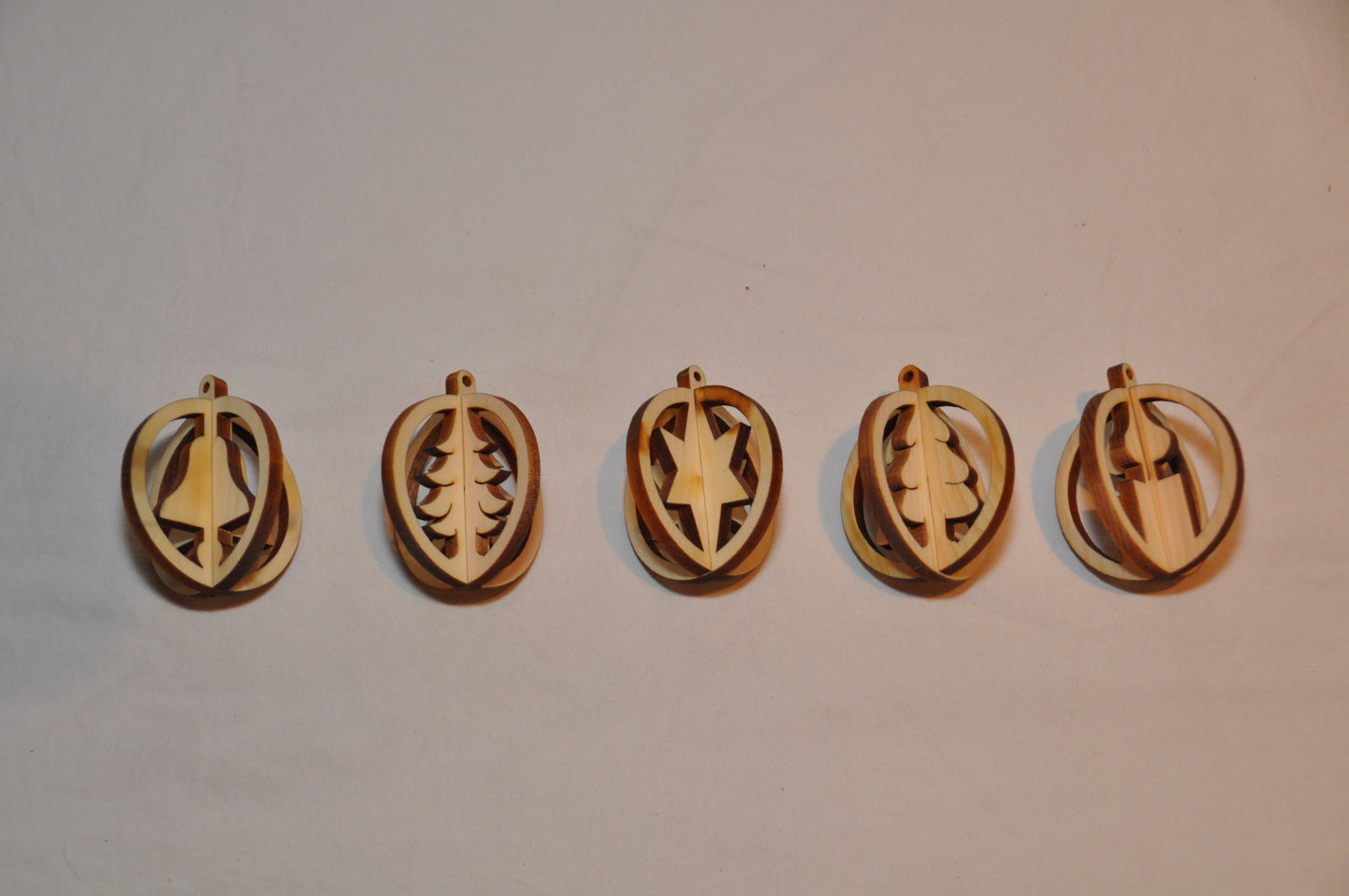 Christbaumkugel gesteckt