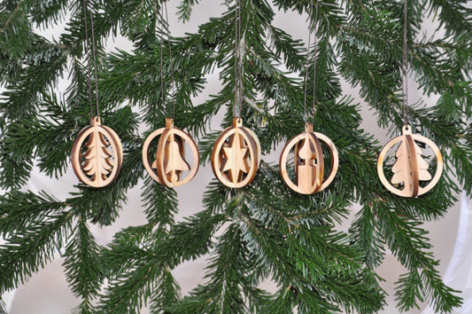 Christbaumkugel gesteckt